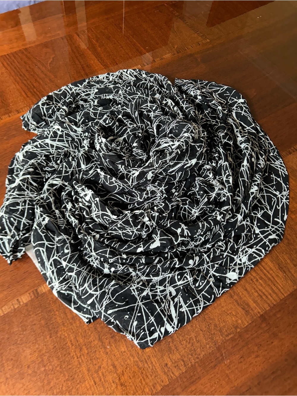 Black & White Abstract Print Women's Scarf 37“ x 55“